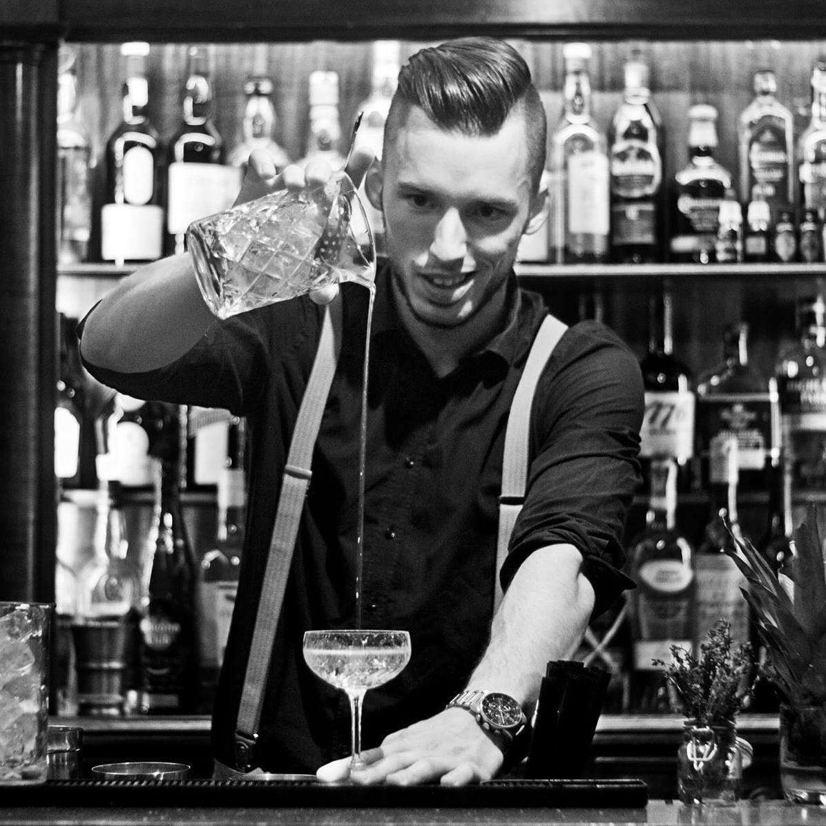 Barkeeper flirten mit jungen Frau an der bar sitzen Stockfotografie - Alamy
